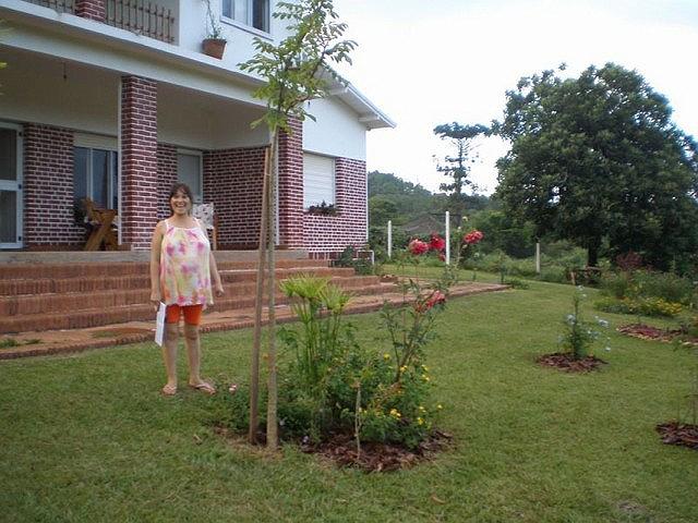 Ester feliz esperando a Ara.JPG